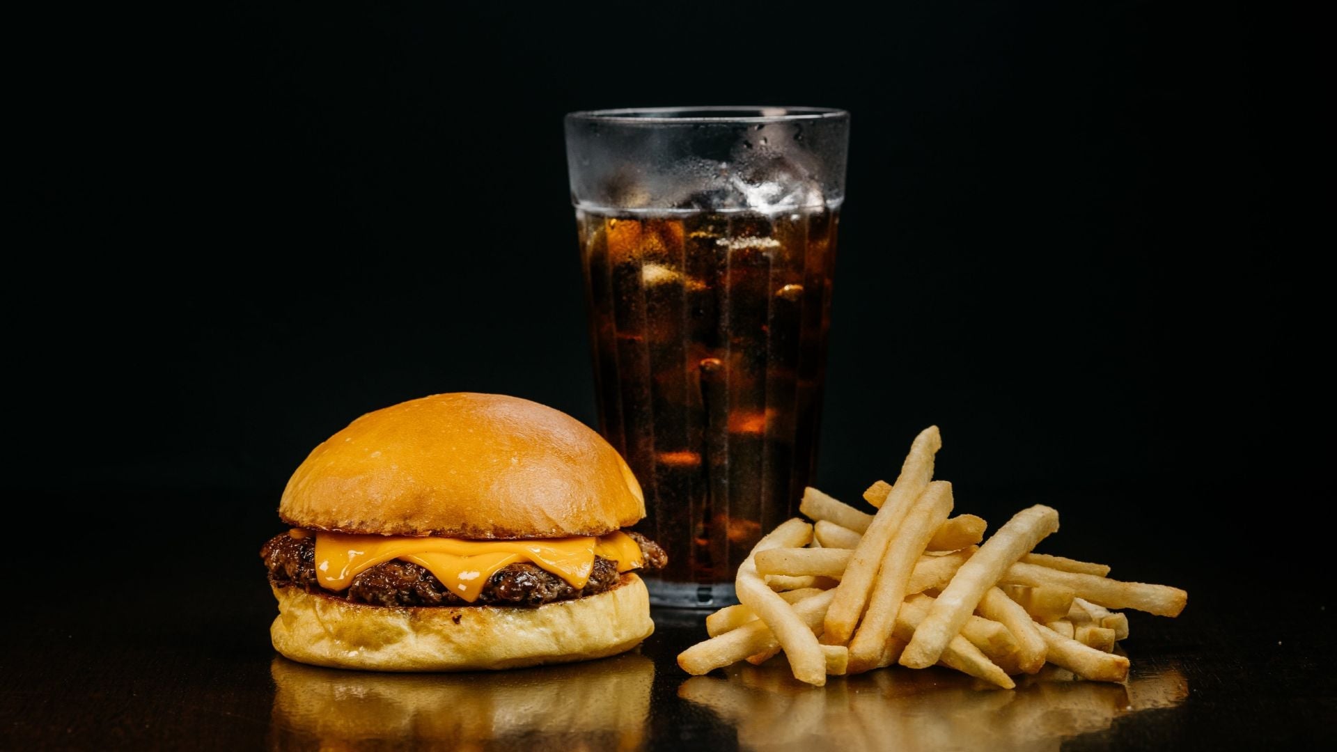 Credeai ca doar fast food-ul este bogat in sare? Iata alte alimente „sanatoase” pe care sa le eviti daca ai hipertensiune